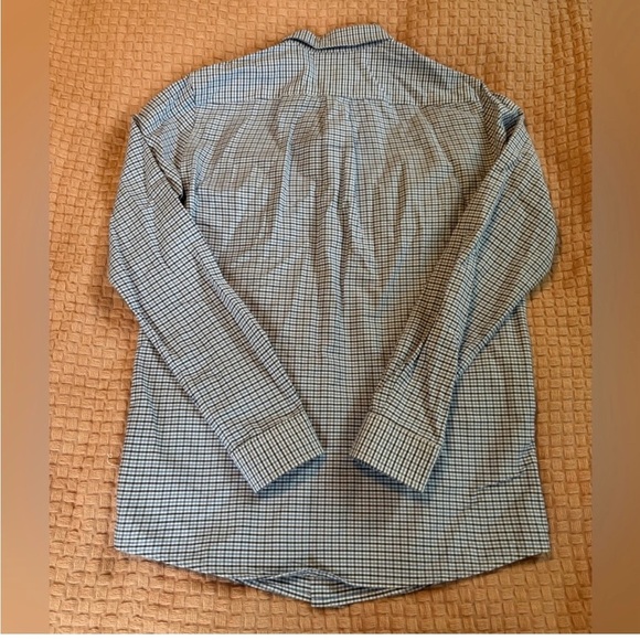 Vineyard Vines 100% Cotton Checkered Whale Shirt
Boy's Size 16 - Picture 6 of 6